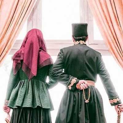 عکس کاور آهنگ کیه کیه در میزنه با صدای زن {مرضیه و پوران}