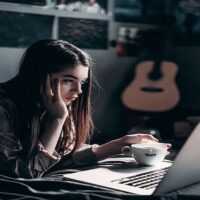 تصویر کاور اهنگ یه ذره یواش چشات جوریه با صدای مهرزاد امیرخانی