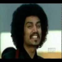 تصویر کاور آهنگ کیه کیه در میزنه با صدای طوفان و چشم آذر