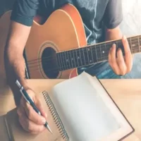 تصویر کاور آهنگ با گیتار تک نفره دختر و پسر 91+ تا یکجا دانلود کنید !