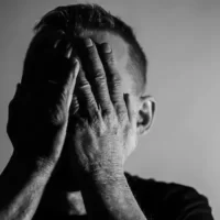 تصویر کاور آهنگ زندانیم زندانی دستان روزگارم با صدای زن و بچه