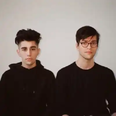 عکس کاور دانلود آهنگ خارجی آی آی آی با صدای مرد ریمیکس