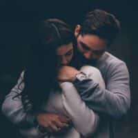 تصویر کاور آهنگ به آغوش تو محتاجم بغل کن خستگی هامو با صدای زن